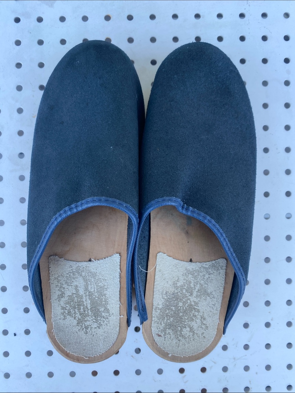 Women’s Sven Navy blu wooden clogs.